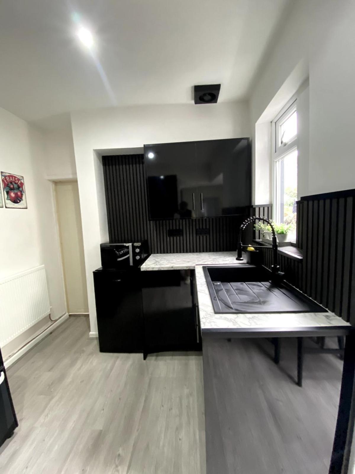 Sleeps 4 Cardiff