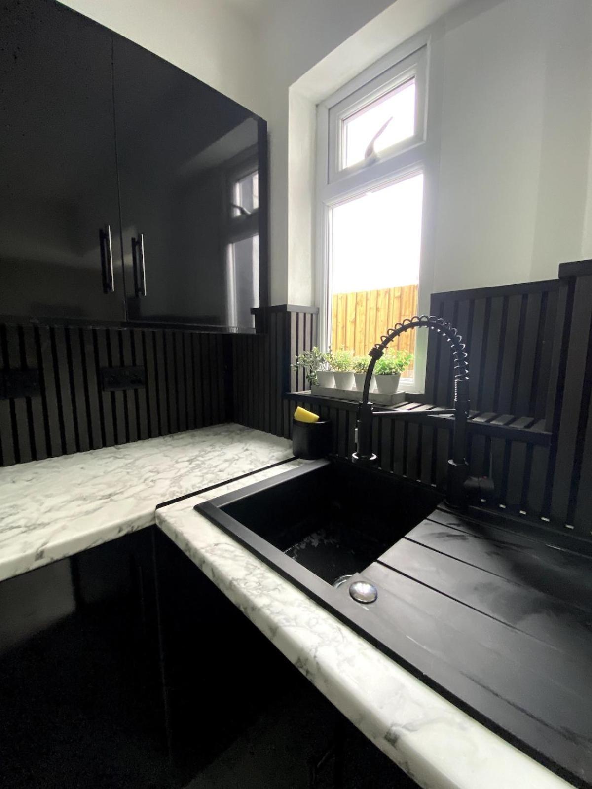 Sleeps 4 Cardiff